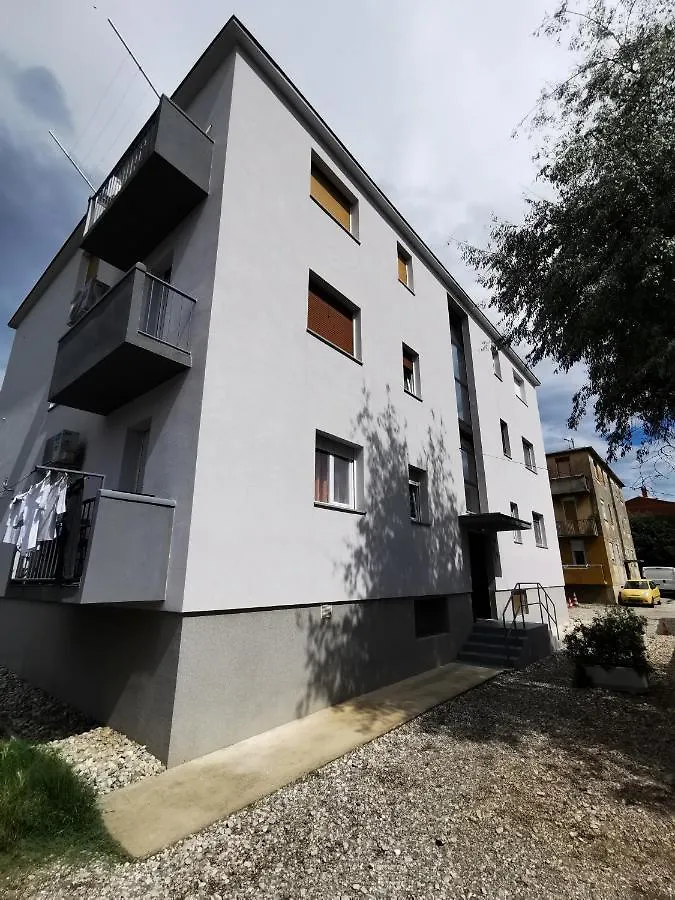 Sea Star Apartment Pula 0*,